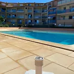 Agence Jf Immo-t2 Climatise Front De Avec Terrasse Piscine Collective Parking- V0742 Vias